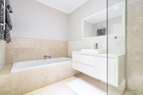 Rénovation complète d’une salle de bain avec baignoire Arles
